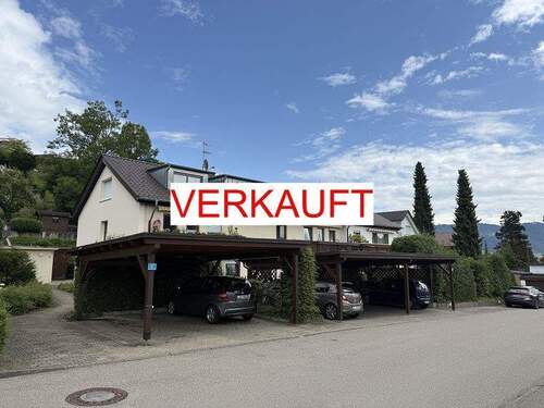 Hausansicht mit Carport - Renovierte 3-Zimmer-Wohnung mit Terrasse und Garten in toller Wohnlage von Lindau