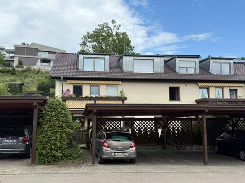 Hausansicht mit Carport - 3 Zimmer Terrassenwohnung zum Kaufen in Lindau