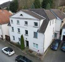 Mehrfamilienhaus mit vier Wohnungen und zwei Gewerbeeinheiten in Beverungen-Herstelle
