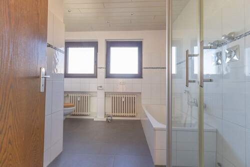 Tageslichtbad mit Badewanne und Dusche - 