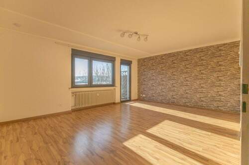Wohnzimmer mit Zugang zum Balkon - 4 Zimmer Etagenwohnung zum Kaufen in Menden