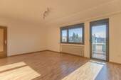Wohnzimmer mit Zugang zum Balkon - 4 Zimmer Etagenwohnung in Menden