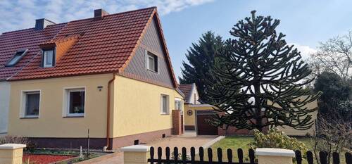 Straßenansicht der Doppelhaushälfte - Hereinspaziert! Hier wartet Ihr neues Zuhause auf Sie!