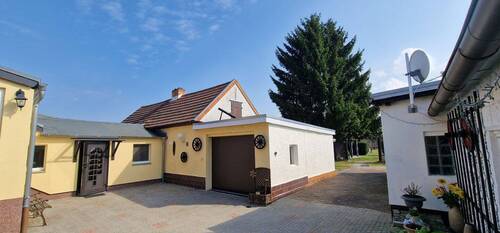 Hofansicht - 4 Zimmer Doppelhaushälfte in Lauchhammer