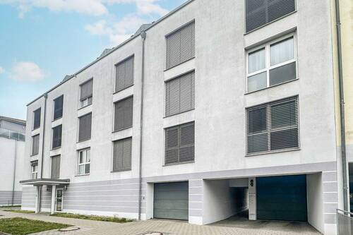 Haupteingang und TG Zufahrt - 