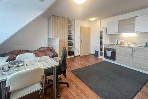 Büro, Schlafbereich und Küche - 1 Zimmer Einfamilienhaus in Ingolstadt