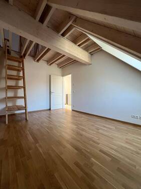 Kinder-/ Arbeitszimmer 2 mit Zugang zum Spitzboden - 