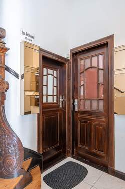 Tür der Einheit im Treppenhaus - 2 Zimmer Büro zum Kaufen in Berlin