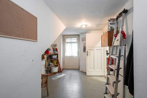 Hinterer Raum mit Ausgang - 