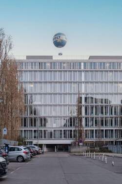 Blick in die Straße mit Zufahrt zur Tiefgarage - 