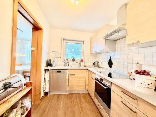 Separate Küche mit angrenzendem Abstellraum - 