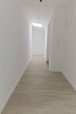 Blick vom Wohnzimmer i.d. Flur - 