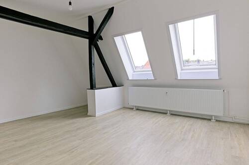 Wohnzimmer - Stilvolle ruhige 3-Zi-Dachgeschosswohnung - eigene Etage, Dachbalken & Gartenmitnutzung