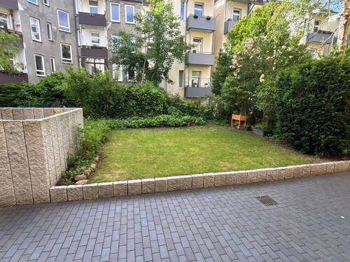 neu gestalteter Hof mit Garten - 