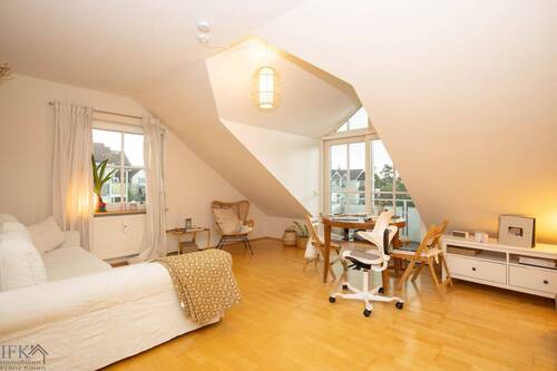 Wohnbereich - Vermietete Dachgeschosswohnung mit Bergblick in Stadtlage