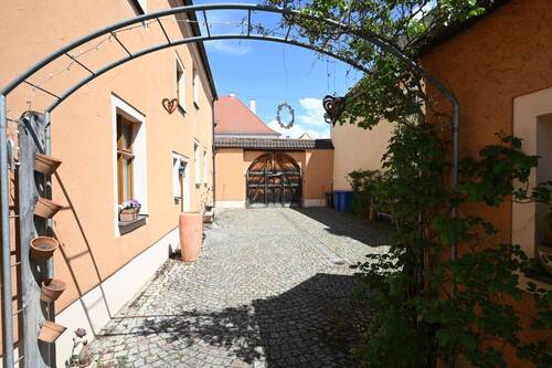 Innenhof + Nebengebäude - 