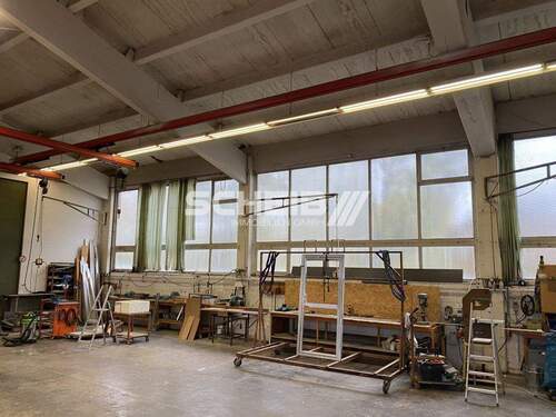 hell durch Fensterlicht - Halle in Ilsfeld zur Miete