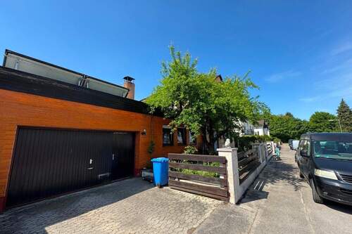 Blick auf die Doppelgarage - Einfamilienhaus mit 310,00 m&sup2; in München zum Kaufen