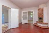 Zimmer 2 mit Kamin und Blick zu Zimmer 3 - 8 Zimmer Einfamilienhaus in Dallgow-Döberitz
