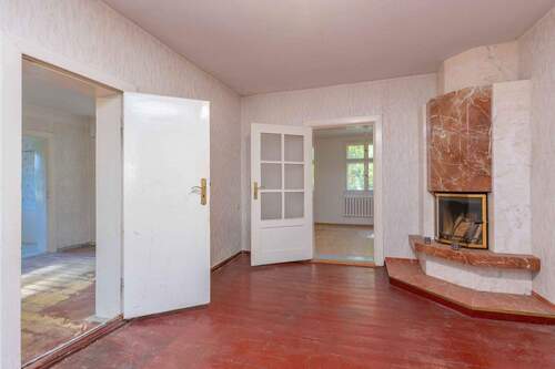 Zimmer 2 mit Kamin und Blick zu Zimmer 3 - 8 Zimmer Einfamilienhaus in Dallgow-Döberitz