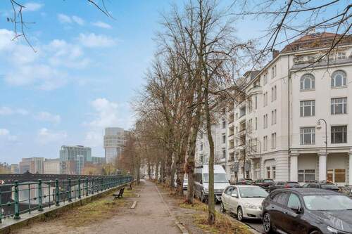 Blick in die Straße entlang des Ufers - 