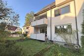 Außenansicht mit Garten - 2 - Zimmer - Wohnung mit Balkon und Tiefgaragenstellplatz