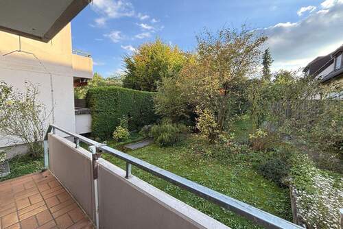 Balkon mit Blick in den Garten - 2 Zimmer Etagenwohnung zum Kaufen in Stuttgart