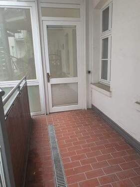 Eingang mit Balkon - 