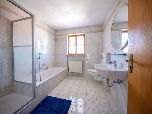 Badezimmer - Doppelhaushälfte mit 135,00 m² in Windach zur Miete