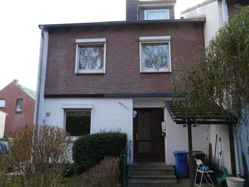 Eingangsseite mit Unterstand - Reihenendhaus in begehrter und ruhiger Lage von Wedel zu verkaufen !