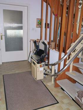 Flur mit Treppe EG zum 1. OG - 