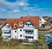 Einziehen und wohlfühlen: top gepflegte Eigentumswohnung inklusive Einbauküche, Pkw-Stellplatz und Fernsicht in Ahnatal-Weimar