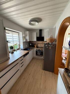 Hausansicht mit Eingangsbereich - Sonnige 4 Zimmerwohnung in Moosinning bei Erding ab 01.01.01.02.2026 zu vermieten.