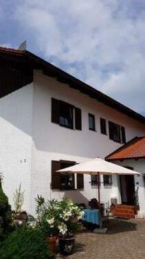 Hausansicht mit Eingangsbereich - 4 Zimmer Etagenwohnung in Moosinning