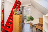 Zimmer im OG mit Zugang zum Spitzboden - 