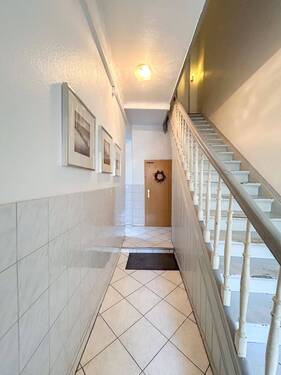 13 Hausflur - 