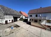 Blick auf Scheune und Wohnhaus - 