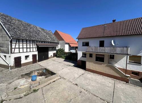 Blick auf Scheune und Wohnhaus - 