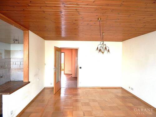 Wohnzimmer - Helle 3 Zimmer-Wohnung mit Balkon und Tiefgaragen-Stellplatz in guter Lage!