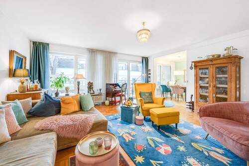 2-Zimmer-Wohnung - AIGNER - Toplage: Großzügige, vermietete 2-Zimmer-Wohnung mit charmantem Ambiente und großem Balkon