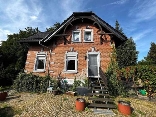 Hinteransicht - Einfamilienhaus mit 97,00 m&sup2; in Ebersbach/Sachsen zum Kaufen