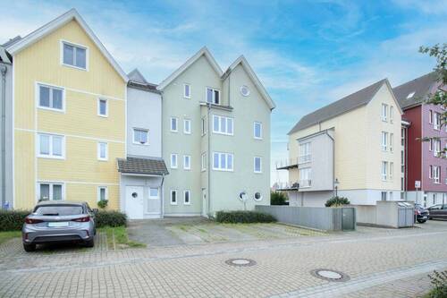 Rückansicht mit Stellplätzen - 