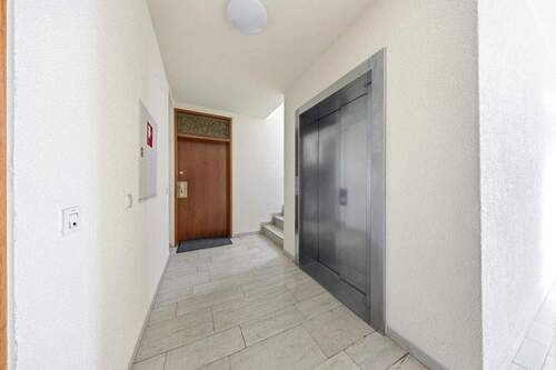 Treppenhaus/Aufzug - 