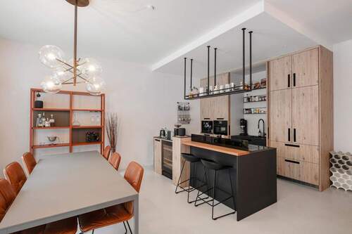 Wohn- und Esszimmer mit offener Küche - 2 Zimmer Etagenwohnung zur Miete in Berlin