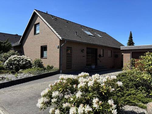 Hausansicht vorne - Gepflegte Immobilie mit Einliegerwohnung in ruhiger Lage im OT Westerweyhe!