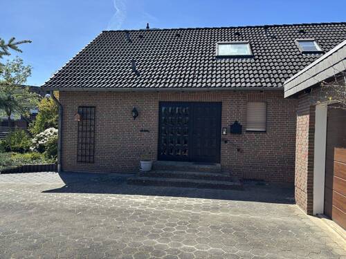Hausansicht seitlich - 8 Zimmer Einfamilienhaus in Uelzen