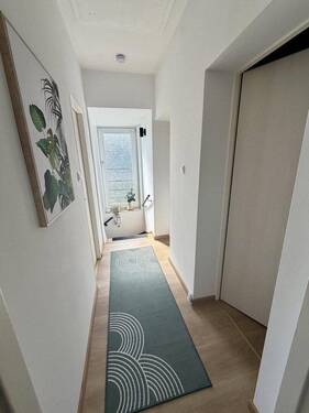 Flur OG mit großem Fenster - 
