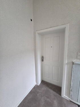 Bild 1 - Kernsanierte 2-Zimmer-Wohnung nahe Bahnhof Oberbarmen - 3. OG links, KücheBad, Keller