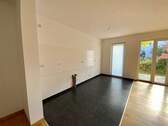 offene Küche mit Fliesenbelag und bogengleichen Fenstern - 3 Zimmer Etagenwohnung in Vellmar