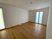 Schlafzimmer, weiß gestrichen mit Holzboden und bodengleichen Fenstern - Etagenwohnung mit 92,30 m² in Vellmar zur Miete